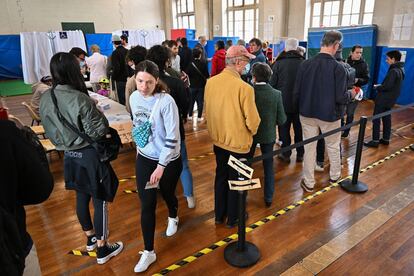 Ambiente en un colegio electoral en París. De los 67,8 millones de habitantes que tiene Francia, un total de 48,7 millones de franceses mayores de edad están inscritos para votar este domingo.