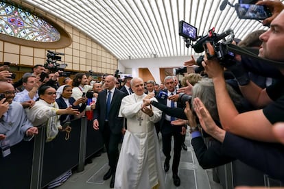 El Papa León XIV saluda durante la audiencia con representantes de los medios de comunicación en la Sala Nervi del Vaticano.