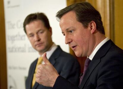 El primer ministro Cameron y Clegg, su socio y número dos, este lunes.