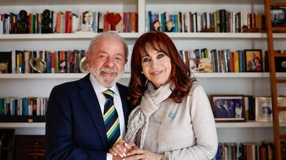 El presidente de Brasil, Luiz Inácio Lula da Silva, y la exmandataria argentina, Cristina Kirchner, este jueves en Buenos Aires.