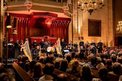 Instrumentistas y cantantes de Música Temprana en el altar de la Catedral de Utrecht durante el concierto inaugural.