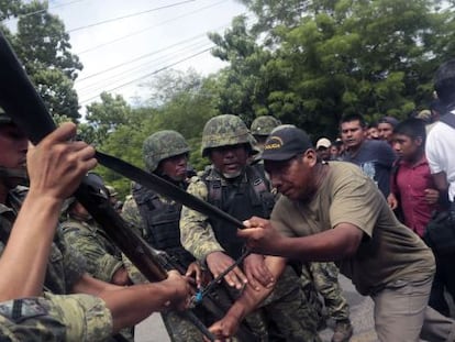 El ej&eacute;rcito mexicano desarma a los polic&iacute;as comunitarios en el Estado de Guerrero.