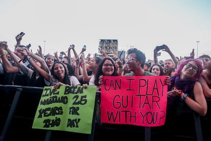 Público asistente al recital de Green Day en la Caja Mágica. 
