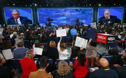 Los periodistas tratan de llamar la atención de Putin en su rueda de prensa anual, este jueves en Moscú.