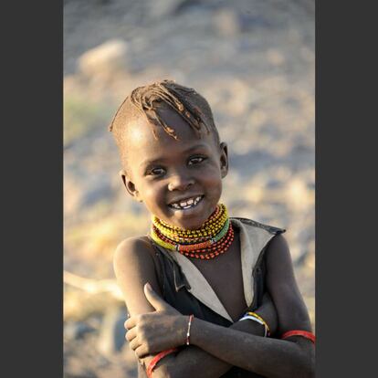 Lago Turkana, Kenia. En Kenia conviven la población tan sofisticada y cosmopolita como la de Nairobi y otras grandes ciudades con algunas de las tribus más ancestrales de África. Esta niña pertenece a la tribu de los Turkana, que reside en el noreste del país en las inmediaciones del gran lago del mismo nombre. Su familia vivía en Loiyangalani, justo en las orillas del lago, lugar donde llegamos tras un agotador viaje por el desierto.