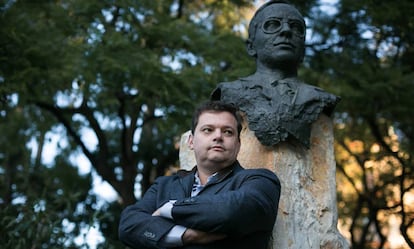 Francisco Flores junto al busto de Blas Infante en el parque de la Guineueta.