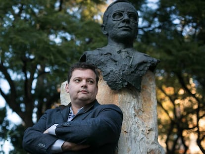Francisco Flores junto al busto de Blas Infante en el parque de la Guineueta.