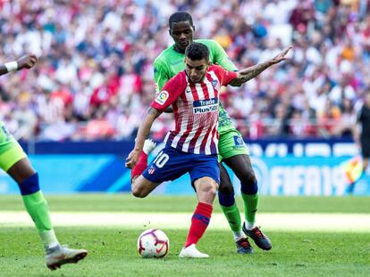 Correa dispara para marcar el gol del Atlético ante el Betis.