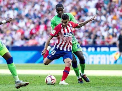 Correa dispara para marcar el gol del Atlético ante el Betis.