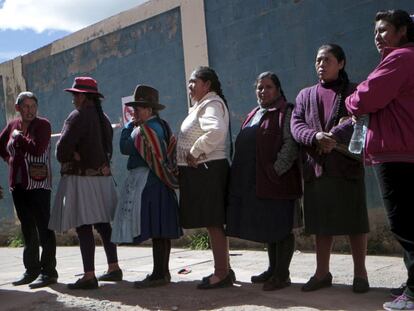 Moradores de Cusco, no Peru, esperam para votar.