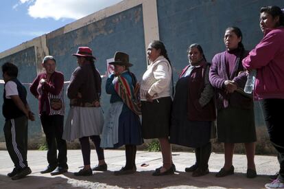 Habitantes de Cuzco, en Perú, esperan para poder votar.