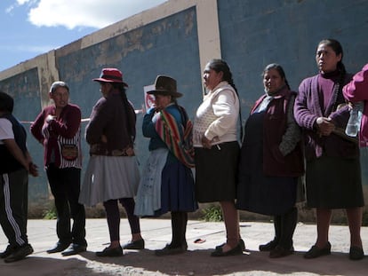 Moradores de Cusco, no Peru, esperam para votar.