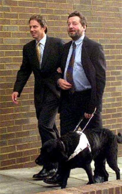 Tony Blair, con su ministro del Interior, David Blunkett.