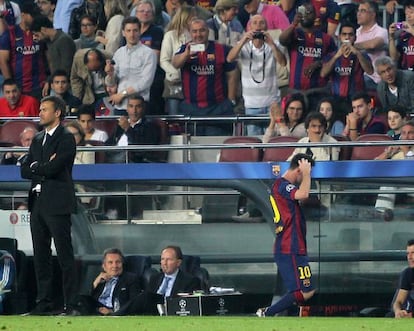 Messi es sustituido en el encuentro de Champions contra el Ajax. 
