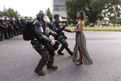 La activista Leshia Evans permanece de pie mientras ofrece sus manos para ser arrestada por miembros de la policía antidisturbios durante una protesta contra la brutalidad policial, en Louisiana (Estados Unidos). El fotógrafo Jonathan Bachman ha sido uno de los finalistas del premio Pulitzer en la categoría de 'Breaking News Photography' 2017.