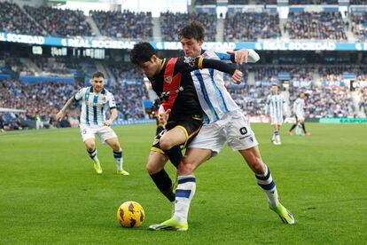 Sergio Camello disputa un balón ante Robin Le Normand, durante el partido entre la Real Sociedad y Rayo Vallecano.