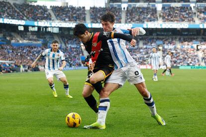 Sergio Camello disputa un balón ante Robin Le Normand, durante el partido entre la Real Sociedad y Rayo Vallecano.