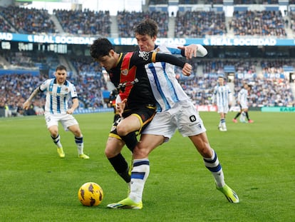 Sergio Camello disputa un balón ante Robin Le Normand, durante el partido entre la Real Sociedad y Rayo Vallecano.