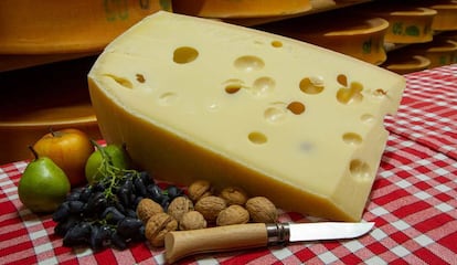 Los agujeros le dan al queso emmental su imagen característica.