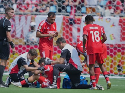 Gianluca Prestianni, del Benfica, recibe atención médica tras sufrir mareos por el calor, la semana pasada en Charlotte, durante el Mundial de Clubes.
