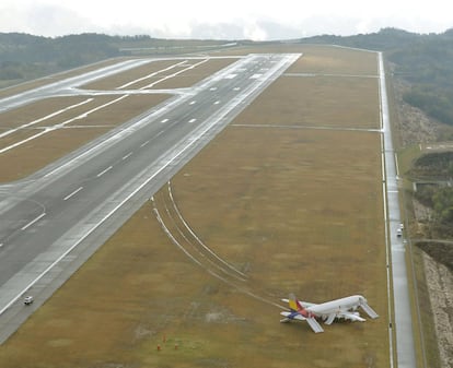 Un avión de la compañía surcoreana Asiana realizó un accidentado aterrizaje en el aeropuerto de Hiroshima (Japón). La causa probable es el choque con una antena. La maniobra ha dejado 22 heridos leves.