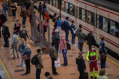 Varias personas en la estación de Atocha de Madrid el 4 de mayo.