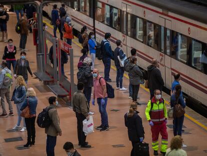 Varias personas en la estación de Atocha de Madrid el 4 de mayo.