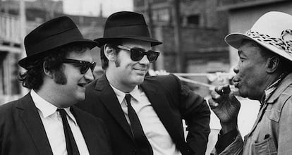 John Belushi, a la izquierda, y Dan Aykroyd, con John Lee Hooker durante el rodaje de 'The Blues Brothers' (1980).