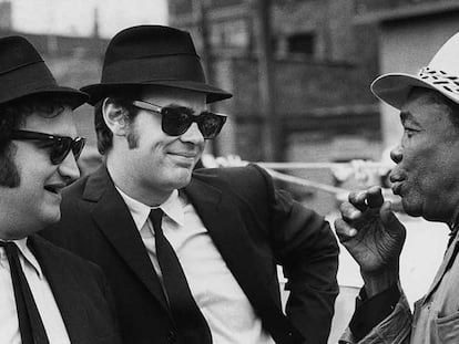 Desde la izquierda, John Belushi y Dan Aykroyd, con John Lee Hooker, durante el rodaje de 'The Blues Brothers' (1980).
