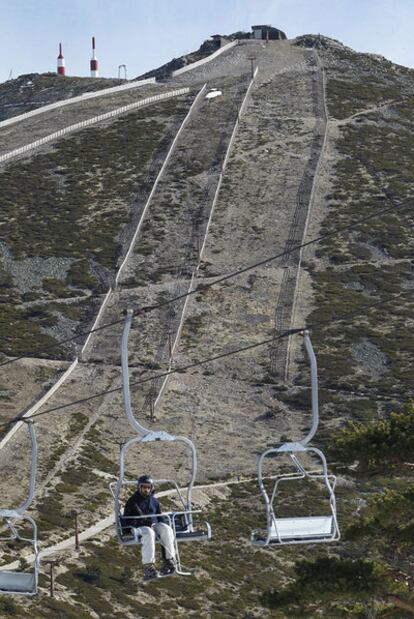 Imagen de una ladera pelada en la estación de Navacerrada.