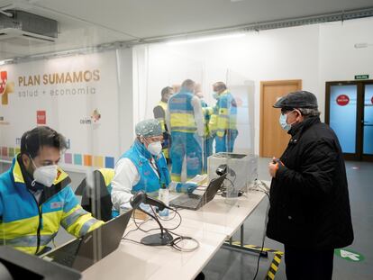 Personal sanitario trabaja este martes en el centro de test de antígenos ubicado en Mercamadrid.