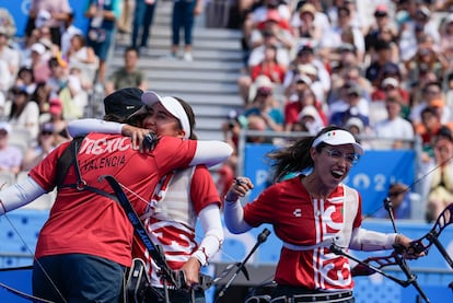 Ana Vázquez, Alejandra Valencia y Ángela Ruiz, celebran durante la competencia de cuartos de final del equipo femenino contra Alemania en los Juegos Olímpicos en París, Francia, el 28 de julio de 2024.