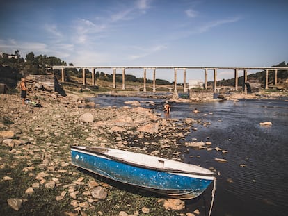 El rio Miño a su paso por el antiguo pueblo de Portomarin, inundado por la construcción del embalse de Belesar, que debido a la sequía y al vaciado por parte de las eléctricas presenta un aspecto inusual.