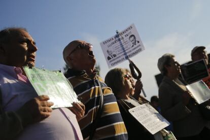 Una decena de preferentistas reciben con gritos e insultos a los 65 acusados.