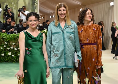 La crítica de moda Nicole Phelps, la directora de moda Virginia Smith y la ya nueva 'head of content' de Vogue USA, Chloe Malle en la gala del MET de 2024.
