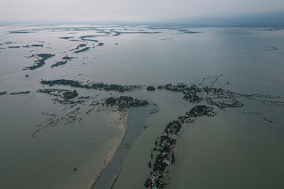 Vista aérea de Tahirpur, en el norte de Bangladés, durante las inundaciones del mes de julio de 2023. 