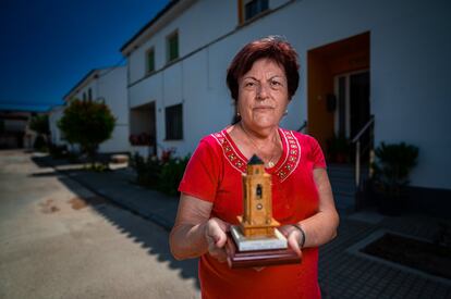 “Después de inundado el Poble Vell, lo dinamitaron”, cuenta Josefina García Vallespí, que muestra en la fotografía una maqueta de la iglesia del pueblo. García se vio obligada a abandonar su casa por la expropiación a los 18 años.