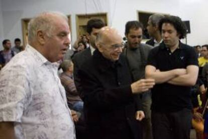 (De iz. a d.) El director de orquesta argentino-israelí, Daniel Barenboim (i), junto al maestro venezolano José Antonio Abreu (c), y al director venezolano Gustavo Dudamel (d), en una sede de la Fundación de Orquesta Juveniles e Infantiles de Venezuela en Caracas, en la que alabó el trabajo "profesional y único" de esta Fundación. EFE/Archivo