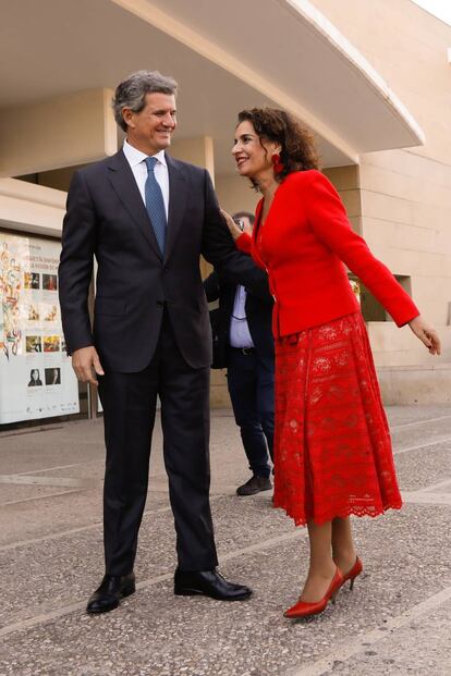 El presidente del instituto de la Empresa Familiar, Francisco J. Riberas saluda a la ministra de Hacienda en funciones, María Jesús Montero en la clausura del XXII Congreso Nacional de la Empresa Familiar