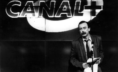 Juan Cueto, en la presentación de la programación oficial de Canal + en la Asociación de la Prensa de Madrid, en 1990.