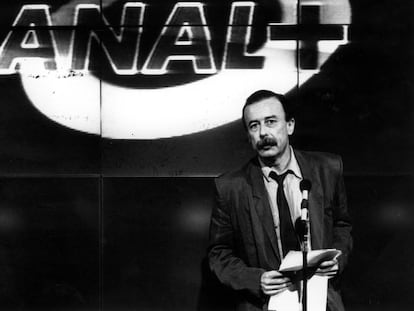 Juan Cueto, en la presentación de la programación oficial de Canal + en la Asociación de la Prensa de Madrid, en 1990.