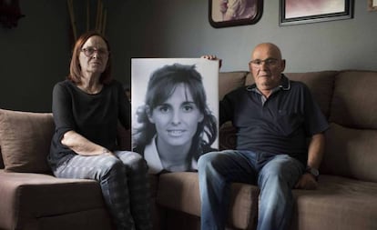 Teresa Conte y Andrés Maurel en el salón de su casa, junto a la foto de su hija Patricia Maurel, asesinada por su marido en 2003.