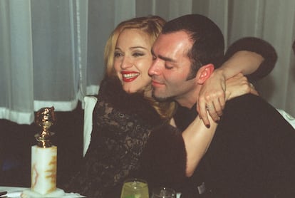 Madonna y su hermano Christopher, en 1997, tras la ceremonia de los Globos de Oro en Los Ángeles (Estados Unidos).