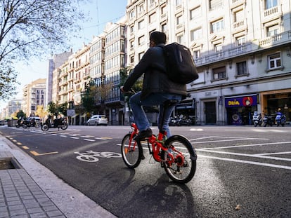 Un ciclista circula por el nuevo carril bici en la calle Aragó de Barcelona.