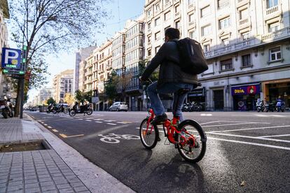 Un ciclista circula por el nuevo carril bici en la calle Aragó de Barcelona.