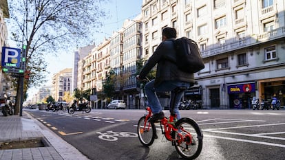 Un ciclista circula por el nuevo carril bici en la calle Aragó de Barcelona.