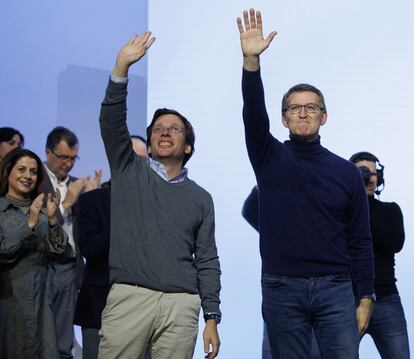 El alcalde de Madrid, José Luis Martínez-Almeida, con el presidente del PP, Alberto Núñez Feijóo, en un acto el 22 de enero en la capital. 