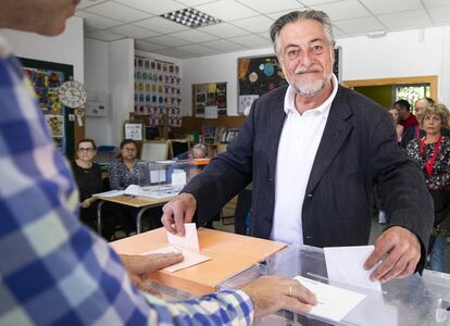 El candidato del PSOE a la alcaldía de Madrid, Pepu Hernández, vota para las Elecciones Generales en el Colegio Padre Coloma de Madrid.