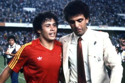 Héctor Zelaya, autor del gol contra España, vestido con una camiseta de la selección tras el encuentro entre ambos equipos, que terminó 1-1.