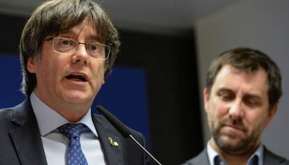 El expresidente de la Generalitat, Carles Puigdemont (izquierda), y el exconsejero Toni Comin, en una imagen de archivo.